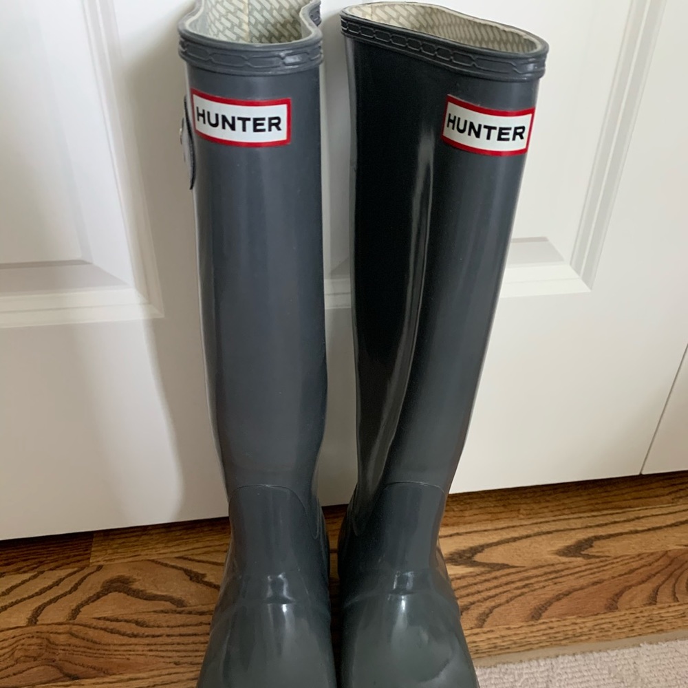 Classic tall glossy grey Hunter rain boots!!